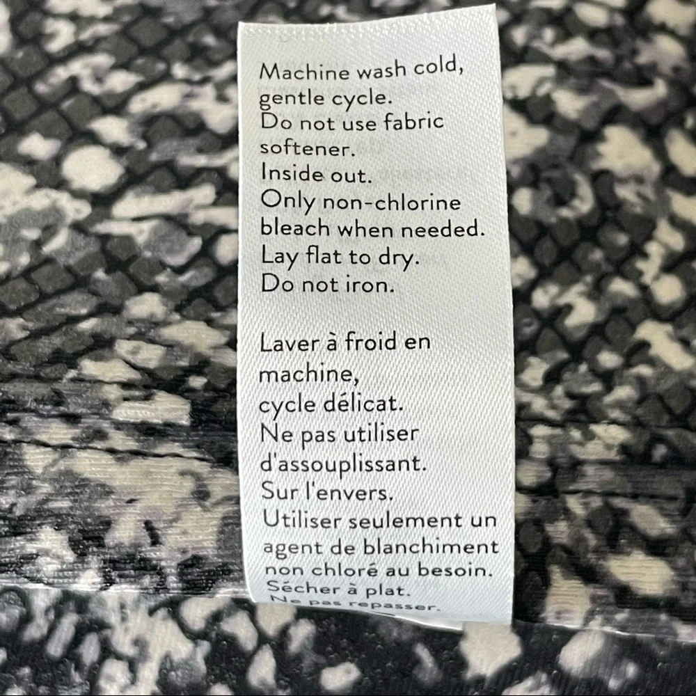 SPANX NWT FAUX LEATHER SNAKE SHINE LEGGINGS GRAY WHITE - Picture 12 of 12